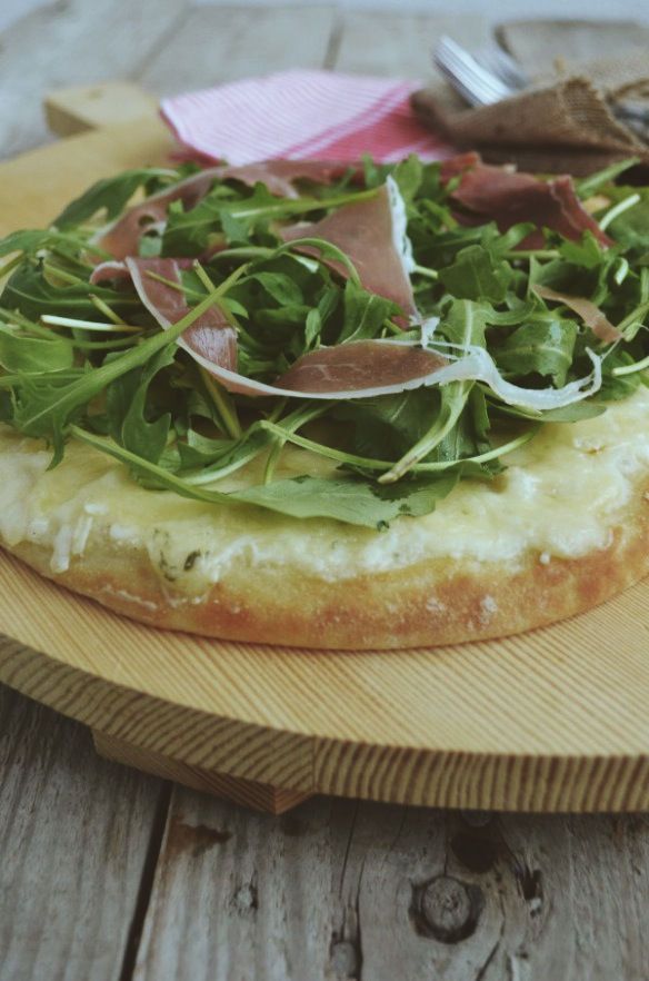 Mozzarella pizza with prosciutto & rocket πίτσα συνταγή ρόκα παρμεζάνα προσούτο Γαβριήλ Νικολαιδης cool artisan