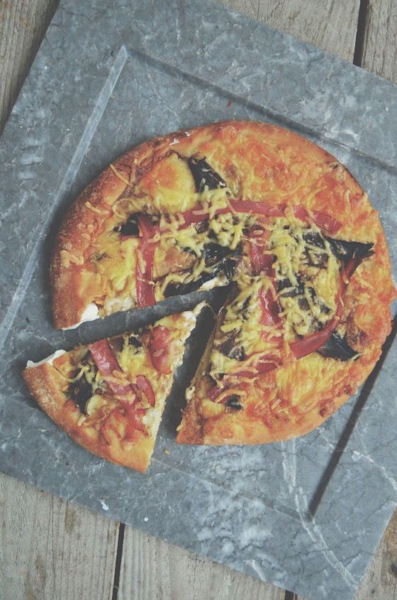 Philadelphia crust pizza with portobello mushrooms and bacon πίτσα με κρούστα από φιλαδέλφια τυρί, μανιτάρια, μπέικον cool artisan Γαβριήλ Νικολαίδης