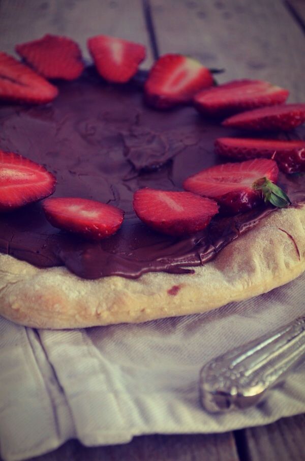 Nutella Strawberry Pizza, recipe, chocolate, easy ,simple , πίτσα με νουτέλα, πραλίνα φουντουκιού, σοκολάτα, cool artisan, Γαβριήλ Νικολαίδης
