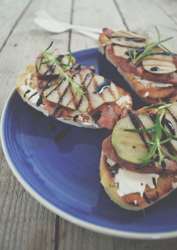 Pear, goat cheese, sausage, Bruschetta , recipe, cool artisan, Γαβριήλ Νικολαιδης