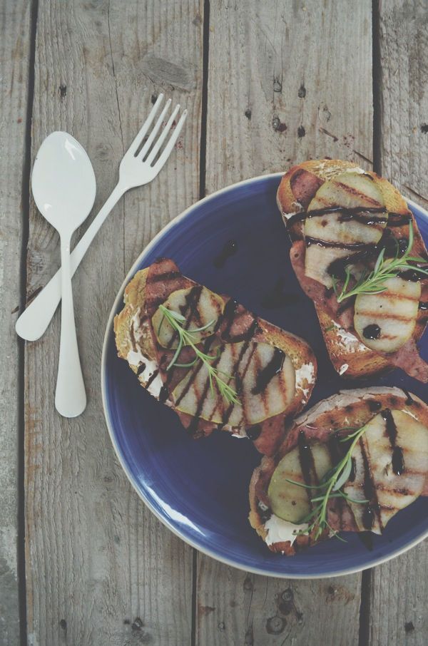 Pear, goat cheese, sausage, Bruschetta , recipe, cool artisan, Γαβριήλ Νικολαιδης
