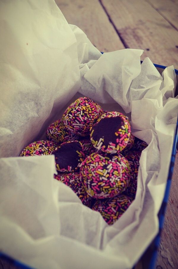 Rainbow truffles (just 3 ingredients), recipe, 3 ingredients συνταγή, τρουφες σοκολάτας, απλές, γρήγορες, 3 υλικά, Γαβριήλ Νικολαιδης, cool artisan