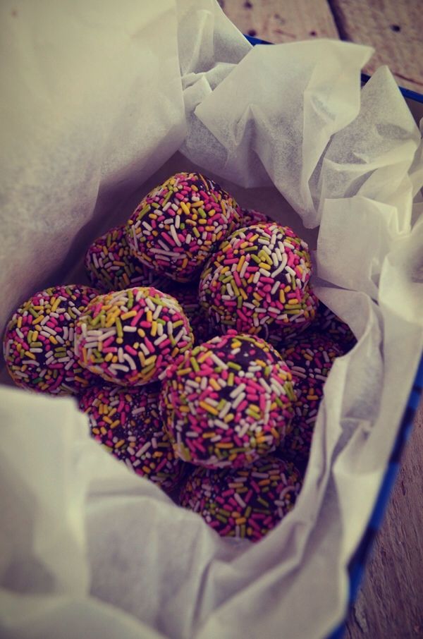 Rainbow truffles (just 3 ingredients), recipe, 3 ingredients συνταγή, τρουφες σοκολάτας, απλές, γρήγορες, 3 υλικά, Γαβριήλ Νικολαιδης, cool artisan