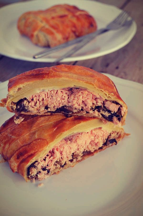 salmon wellington, σολομός σε φύλλο σφολιάτας, κρεμμύδι, μουστάρδα, μπαλσάμικο, μανιτάρια.jpg