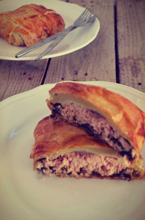 salmon wellington, σολομός σε φύλλο σφολιάτας, κρεμμύδι, μουστάρδα, μπαλσάμικο, μανιτάρια.jpg