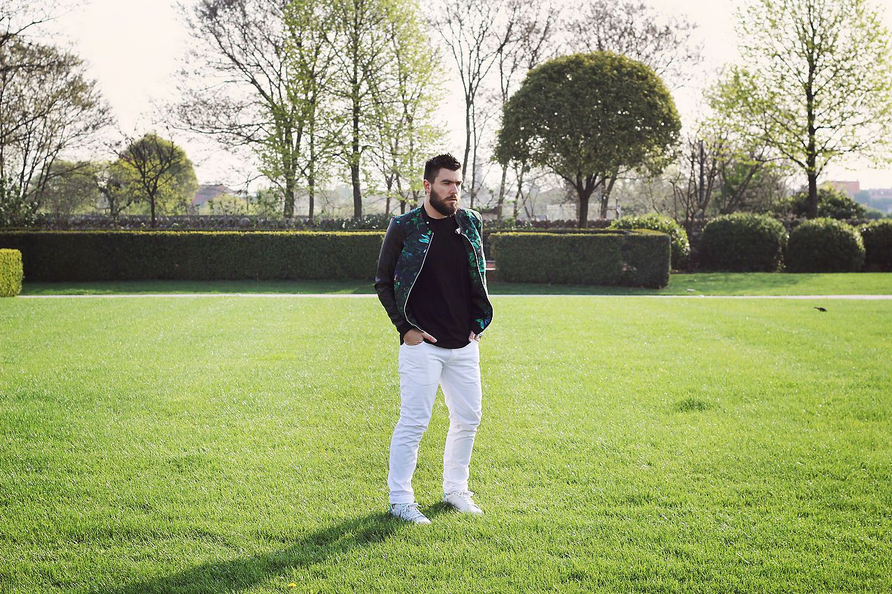 men street style, man fashion, blogger, white pants, stan smith, adidas, black T-shirt, Asos, floral jacket, zara, Γαβριήλ Νικολαίδης, cool artisan