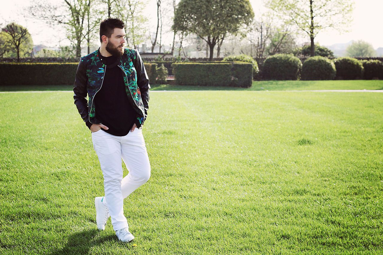 men street style, man fashion, blogger, white pants, stan smith, adidas, black T-shirt, Asos, floral jacket, zara, Γαβριήλ Νικολαίδης, cool artisan