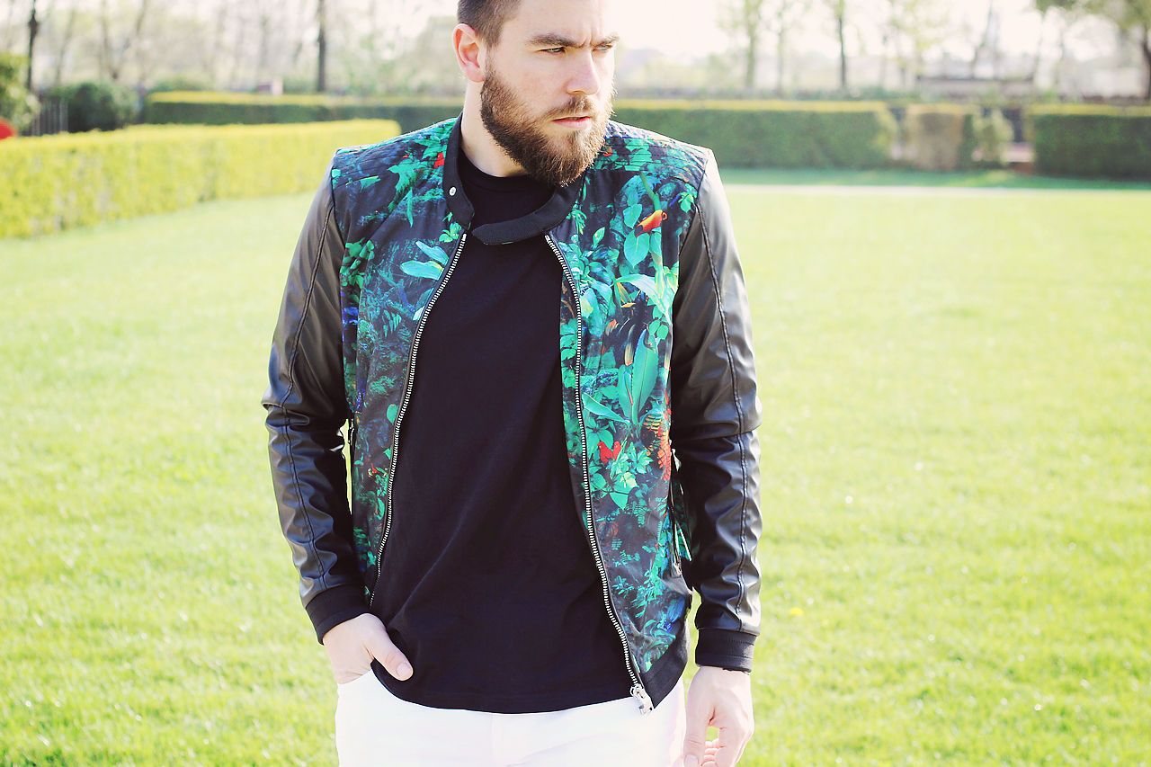 men street style, man fashion, blogger, white pants, stan smith, adidas, black T-shirt, Asos, floral jacket, zara, Γαβριήλ Νικολαίδης, cool artisan