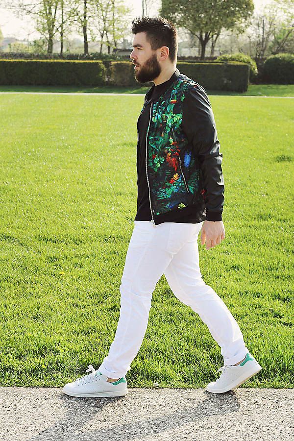 men street style, man fashion, blogger, white pants, stan smith, adidas, black T-shirt, Asos, floral jacket, zara, Γαβριήλ Νικολαίδης, cool artisan