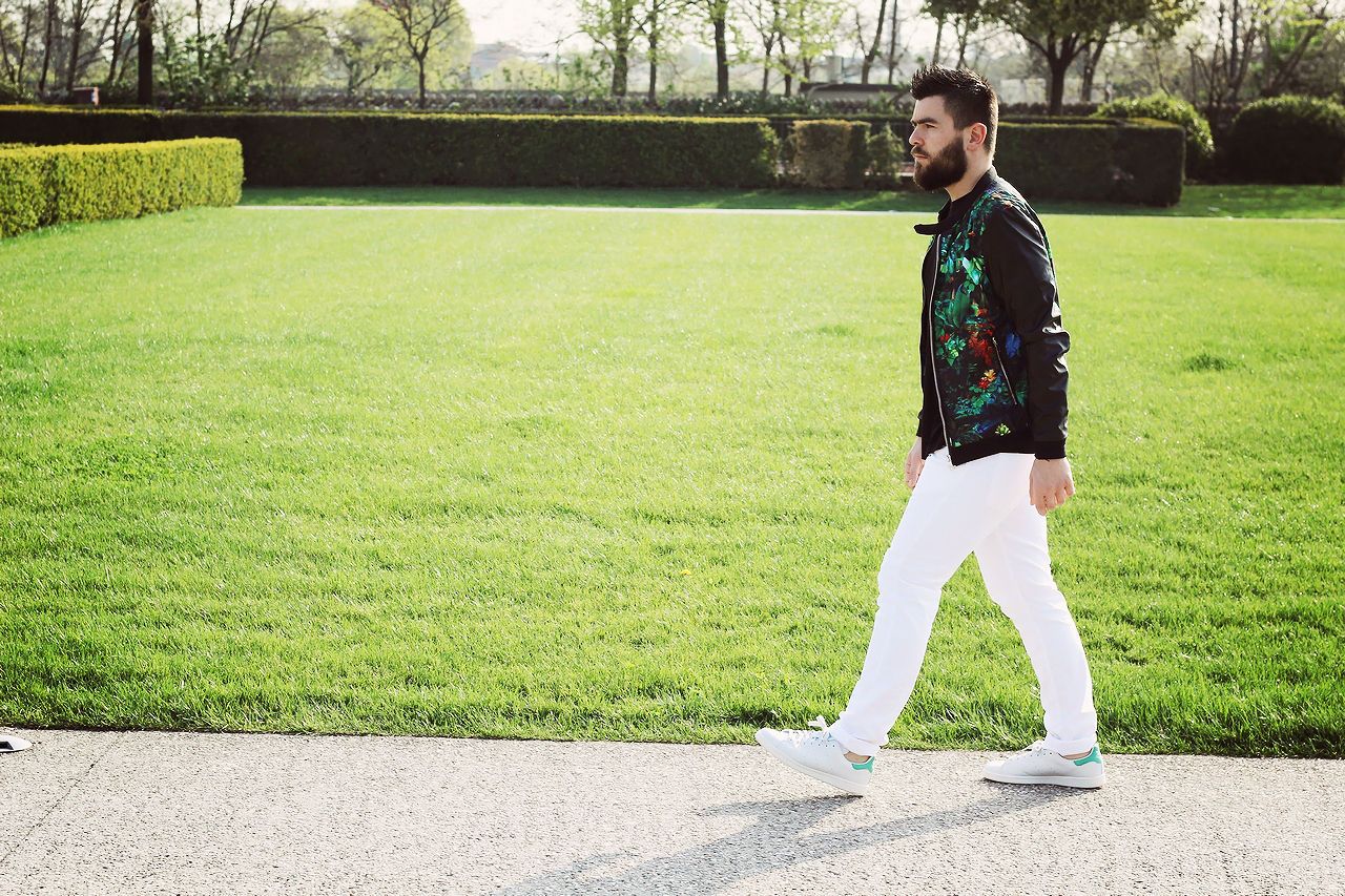 men street style, man fashion, blogger, white pants, stan smith, adidas, black T-shirt, Asos, floral jacket, zara, Γαβριήλ Νικολαίδης, cool artisan
