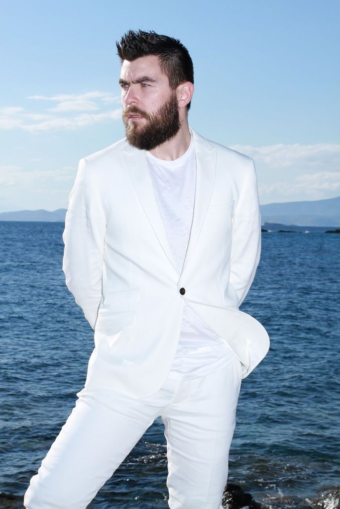 street style, man, fashion blogger, beach, white suit, panama hat, T-shirt, Intimissimi, calzedonia, zara, Γαβριήλ Νικολαίδης, cool artisan