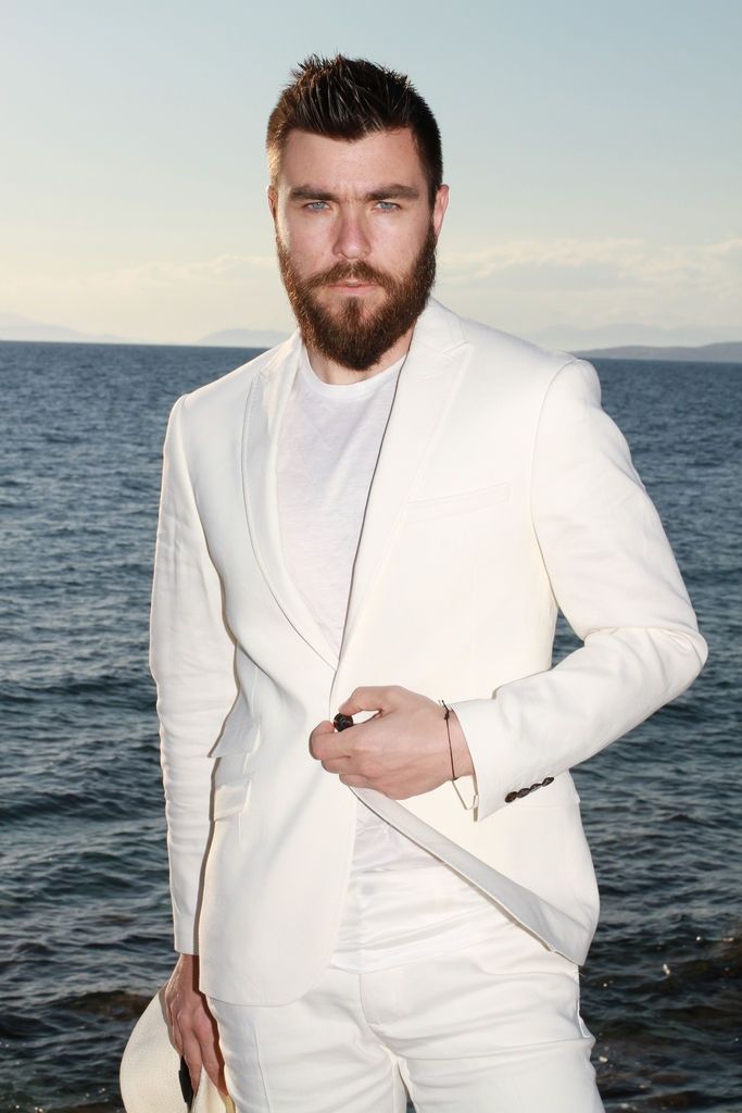 street style, man, fashion blogger, beach, white suit, panama hat, T-shirt, Intimissimi, calzedonia, zara, Γαβριήλ Νικολαίδης, cool artisan 4