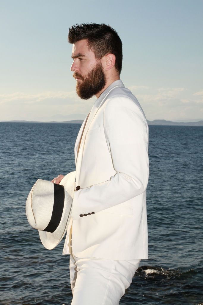 street style, man, fashion blogger, beach, white suit, panama hat, T-shirt, Intimissimi, calzedonia, zara, Γαβριήλ Νικολαίδης, cool artisan
