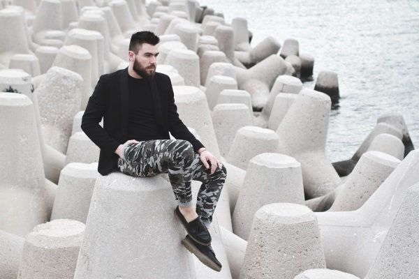 street style, man fashion blogger, militair, cameo pants, trouser, black T-shirt, suit, street fashion, Tezenis, Armani exchange, cool artisan, Γαβριήλ Νικολαιδης