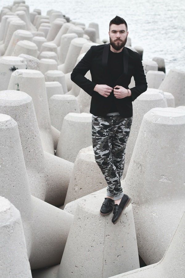 street style, man fashion blogger, militair, cameo pants, trouser, black T-shirt, suit, street fashion, Tezenis, Armani exchange, cool artisan, Γαβριήλ Νικολαιδης