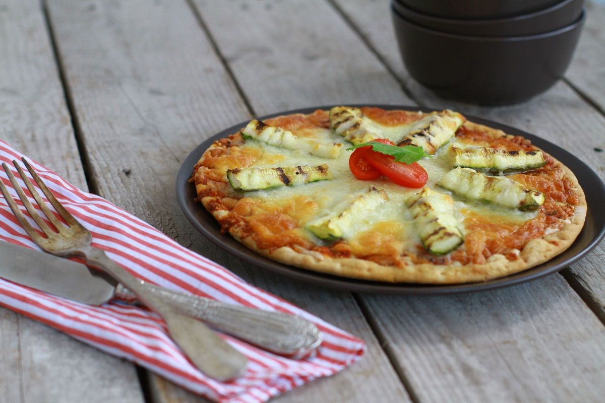 Zucchini, Mozzarella Pizza Recipe, tomato sauce, ham, turkey, homemade dough, καλύτερη σπιτική ζύμη για πίτσα,εύκολη, κολοκυθάκια,μοτσαρέλα, γαλοπούλα, cool artisan