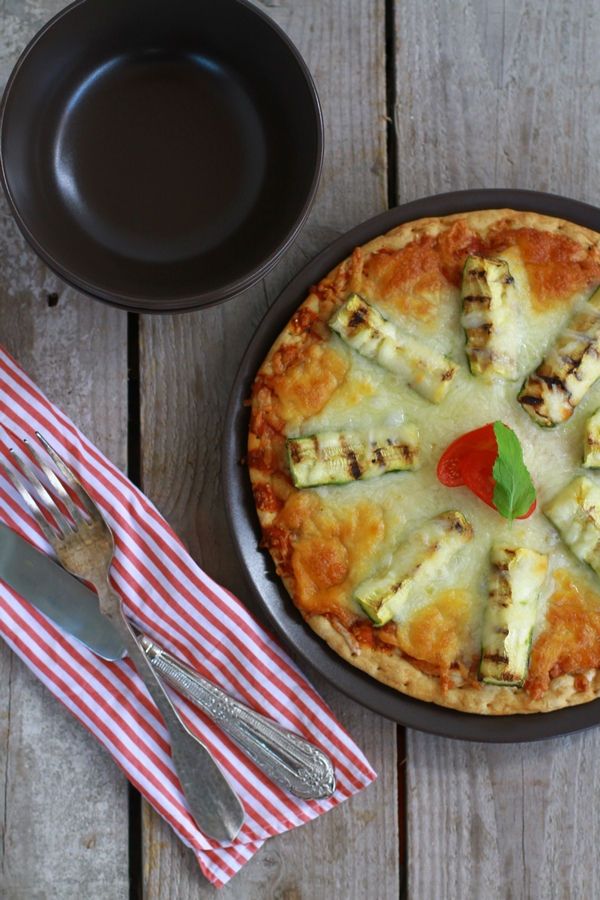 Zucchini, Mozzarella Pizza Recipe, tomato sauce, ham, turkey, homemade dough, καλύτερη σπιτική ζύμη για πίτσα,εύκολη, κολοκυθάκια,μοτσαρέλα, γαλοπούλα, cool artisan