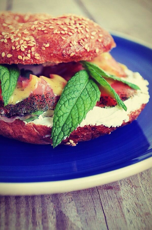 Bagel with cream cheese sauce and smoked salmon, recipe, συνταγή, μπέιγκελ,καπνιστό σολομό, τυρί κρέμα