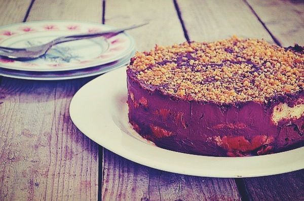 Chocolate cake with tsoureki, συνταγή, τούρτα σοκολάτα, τσουρέκι, εύκολη, γρήγορη, απλή, κρέμα γάλακτος, σιρόπι λικέρ, στέλιος παρλιαρος, stelios parliaros, cool artisan, Γαβριήλ Νικολάιδης 