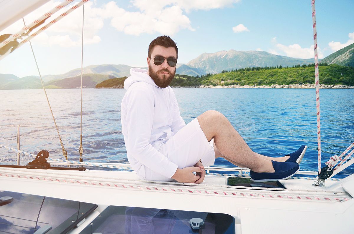 sail man styling, fashion blogger, guy, white hoodie, white pants, blue shoes, yacht, boat, nautical, beach, vacation, mens fashion, topman, zara, asos, h&m, cool artisan, Γαβριήλ Νικολαίδης 