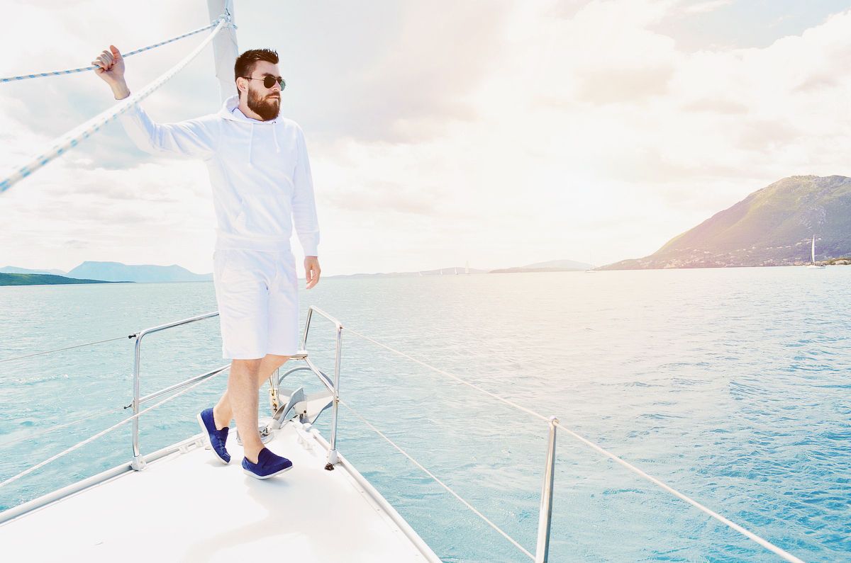 sail man styling, fashion blogger, guy, white hoodie, white pants, blue shoes, yacht, boat, nautical, beach, vacation, mens fashion, topman, zara, asos, h&m, cool artisan, Γαβριήλ Νικολαίδης 