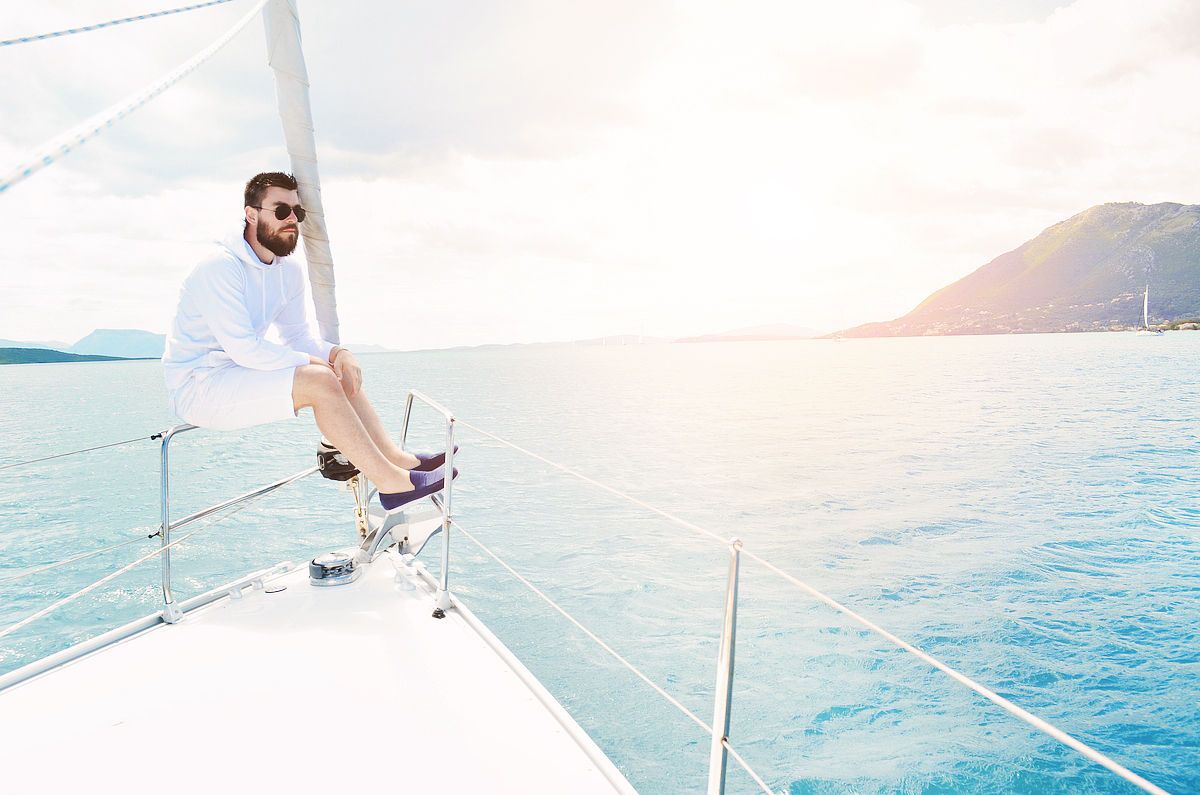 sail man styling, fashion blogger, guy, white hoodie, white pants, blue shoes, yacht, boat, nautical, beach, vacation, mens fashion, topman, zara, asos, h&m, cool artisan, Γαβριήλ Νικολαίδης 