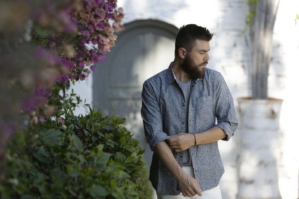 man, guy, fashion,fashion blog, fashion blogger, island,chic, street style, white pants, grey T-shirt, grey shirt, mcarthur glen, Athens, cool artisan