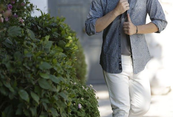 man, guy, fashion,fashion blog, fashion blogger, island,chic, street style, white pants, grey T-shirt, grey shirt, mcarthur glen, Athens, cool artisan