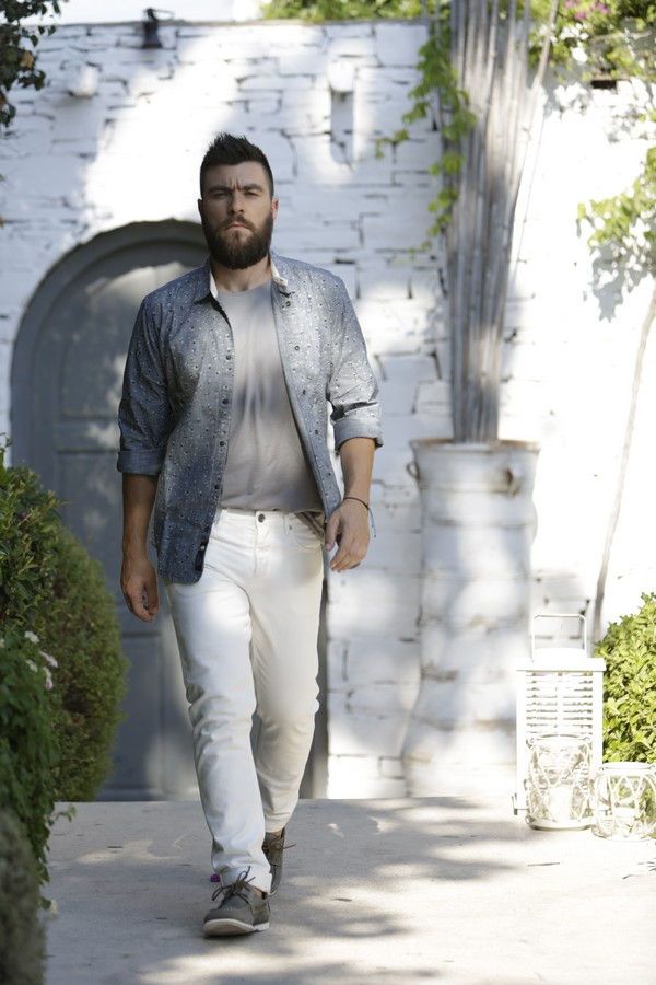 man, guy, fashion,fashion blog, fashion blogger, island,chic, street style, white pants, grey T-shirt, grey shirt, mcarthur glen, Athens, cool artisan