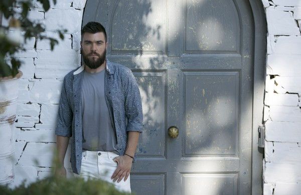 man, guy, fashion,fashion blog, fashion blogger, island,chic, street style, white pants, grey T-shirt, grey shirt, mcarthur glen, Athens, cool artisan