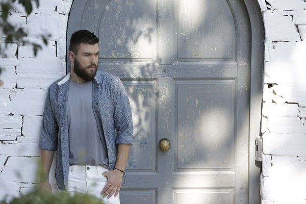 man, guy, fashion,fashion blog, fashion blogger, island,chic, street style, white pants, grey T-shirt, grey shirt, mcarthur glen, Athens, cool artisan