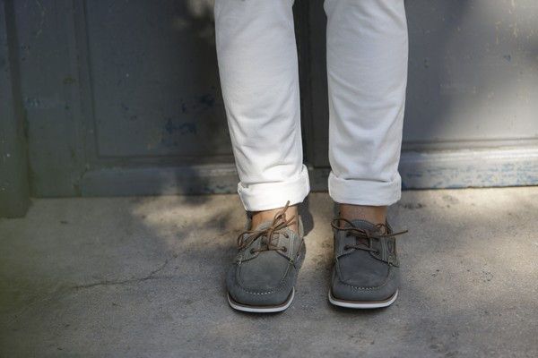man, guy, fashion,fashion blog, fashion blogger, island,chic, street style, white pants, grey T-shirt, grey shirt, mcarthur glen, Athens, cool artisan