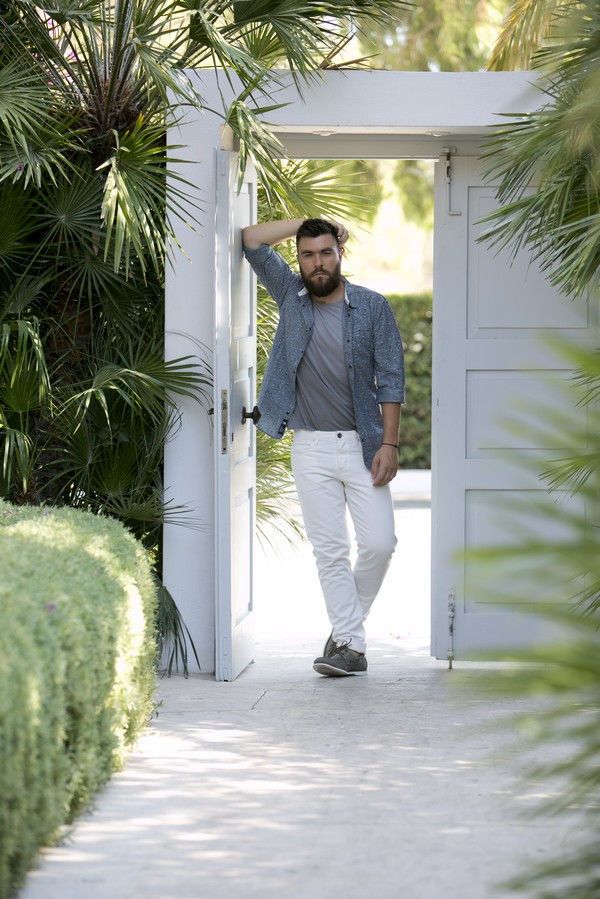 man, guy, fashion,fashion blog, fashion blogger, island,chic, street style, white pants, grey T-shirt, grey shirt, mcarthur glen, Athens, cool artisan