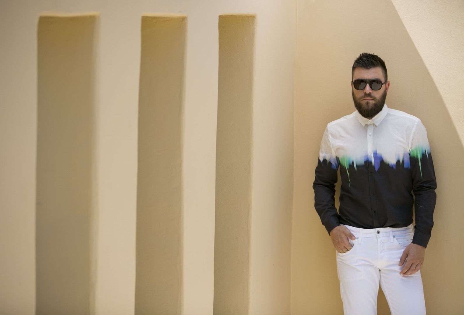 street style, man fashion blog, fashion blogger, white jeans, black blazer, black and white suit, adidas shoes, dihital print shirt, guy blogger street style, man fashion blog, fashion blogger, white jeans, black blazer, black and white suit, adidas shoes, dihital print shirt, guy blogger 