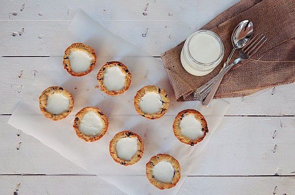 Chocolate Chip Cookie Cups with Panna Cotta Milk, cookies, Μπισκότα σοκολάτας, γέμιση, κρέμα πανακότα, συνταγή, γλυκιά, απλή, γεμιστά μπισκότα, Γαβριήλ Νικολαΐδης, cool artisan