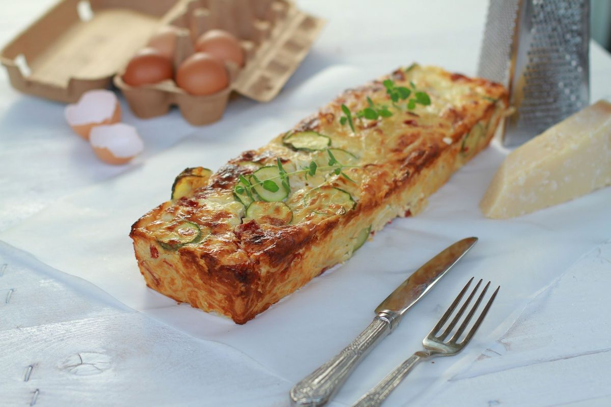 spaghetti cake, recipe, parmesan, cheddar, feta cheese, eggs, Tetrazzini. italian, συνταγή, κέικ, μακαρόνια, αυγά, κρέμα γάλακτος, παρμεζάνα, τσένταρ, φέτα , κολοκυθάκια, πιπεριές φλωρίνης, cool artisan
