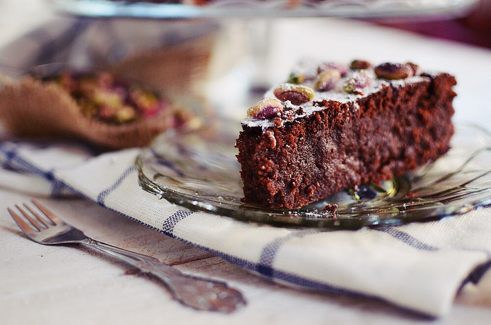 Pistachios and Orange Chocolate Pie Recipem, υγρο κέικ σοκολάτας, σοκολατόπιτα, κακάο, πορτοκάλι, φυστίκι, αιγίνης, ρευστή σοκολάτα, cool artisan, Γαβριήλ Νικολαΐδης