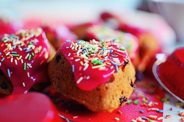 Romantic Valentine’s Day Desserts Apricots and Chocolate Muffins Recipe, easy, basic muffins recipe, pink froasting, μάφινς, αγιου βαλεντίνου, συνταγή, ροζ γλάσο, σοκολάτα