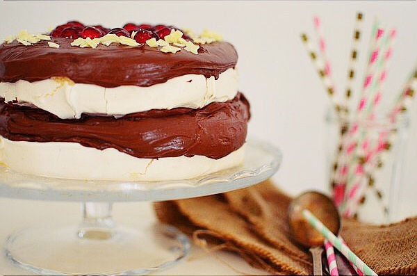 Romantic Valentine’s Day Desserts Pavlova with Chocolate , Mascarpone Cream Recipe, τούρτα, πάβλοβα, κρέμα σοκολάτας, μαρέγκα, ασπράδι, μαρασκίνο, Αγίου Βαλεντίνου, Γαβριήλ Νικολαΐδης, cool artisan
