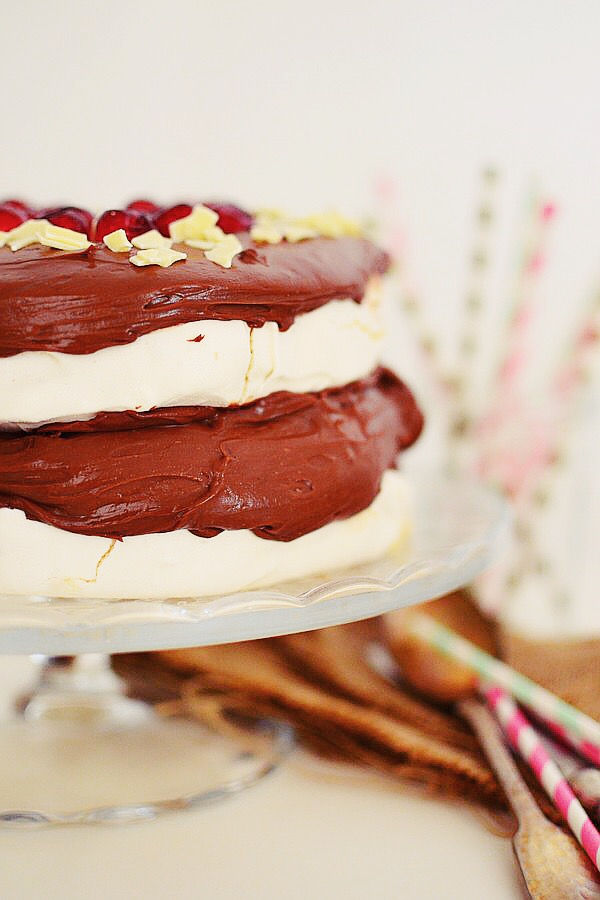 Romantic Valentine’s Day Desserts Pavlova with Chocolate , Mascarpone Cream Recipe, τούρτα, πάβλοβα, κρέμα σοκολάτας, μαρέγκα, ασπράδι, μαρασκίνο, Αγίου Βαλεντίνου, Γαβριήλ Νικολαΐδης, cool artisan