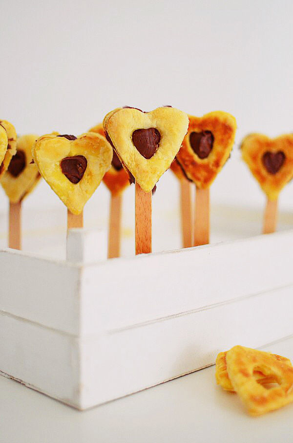 Romantic Valentine’s Day Desserts, recipe, cake pops, heart pops, puff pastry, nutella, chocolate, 2 ingredients, dessert, συνταγή, καρδιά, γλυκό, νουτέλα, Αγίου Βαλεντίνου, σοκολατένια καρδιά, πραλίνα φουντουκιού, ζύμη, σφολιάτα, καρδιά, Γαβριήλ Νικολαΐδης, cool artisan