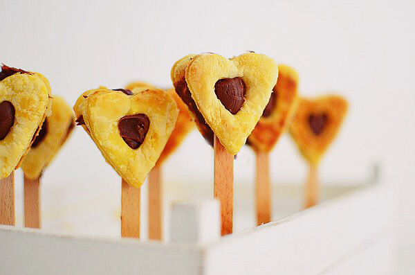 Romantic Valentine’s Day Desserts, recipe, cake pops, heart pops, puff pastry, nutella, chocolate, 2 ingredients, dessert, συνταγή, καρδιά, γλυκό, νουτέλα, Αγίου Βαλεντίνου, σοκολατένια καρδιά, πραλίνα φουντουκιού, ζύμη, σφολιάτα, καρδιά, Γαβριήλ Νικολαΐδης, cool artisan