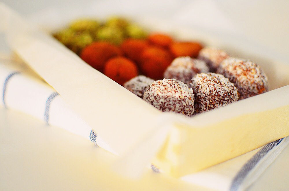Tahini - Chocolate Rainbow Truffles, dark chocolate, rum,peanut, sweet paprika, coconut, τρουφάκια, σοκολάτα, ταχίνι, ρούμι, φυστίκι, πάπρικα, καρύδα, συνταγή, δυο υλικά, απλή, γρήγορη, εύκολη