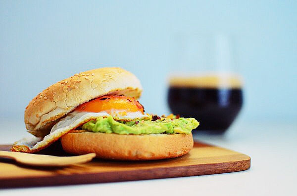Avocado Smash Recipe and Egg burger Recipe, lime, brunch, breakfast, simple, συνταγή, απλή, αβοκάντο, αυγό, αλάτι, λάιμ, μπούκοβο, coolartisan