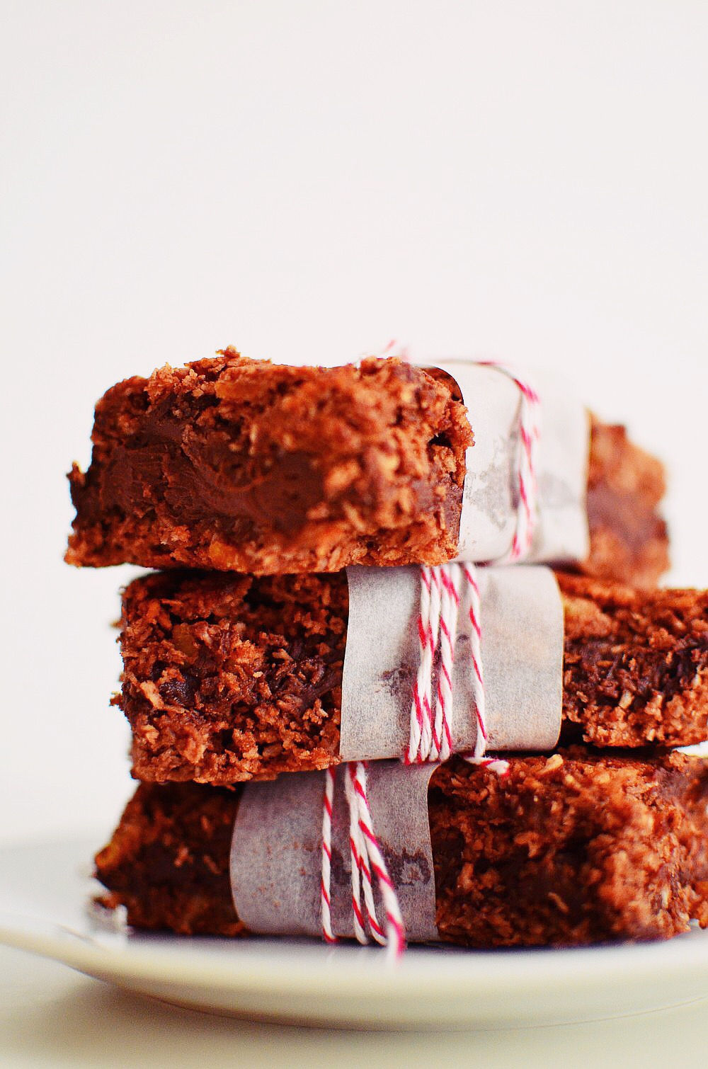 Chocolate Sandwich with Coconut Biscuit Recipe, συνταγή, μπισκότο, σοκολάτα, ινδική καρύδα, κουβερτούρα, ασπράδι αυγού. κρέμα γάλακτος,σάντουιτς, μπισκότο, cool artisan, Γαβριήλ Νικολαΐδης