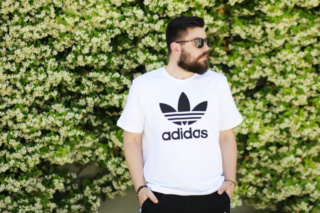 delikaris sport, man, streetstyle, fitnsess, adidas, nike, reebok, gabriel nikolaidis, cool artisan, big logo, t shirt, sweatpants