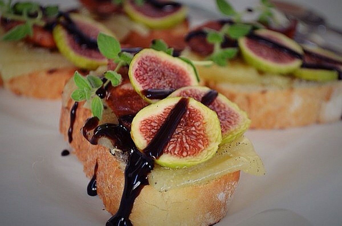 fig-crostini-recipe-inspiration-cheese-sausage-balsamic-cebccf80cf81cebfcf85cf83cebaceadcf84ceb5cf82-cf83cf8dcebacebf-cebbcebfcf85cebaceaccebdceb9