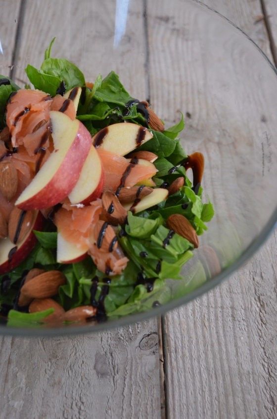 spinach smoked salmon almond apple salade recipe winter cool artisan γαβριηλ νικολαιδης