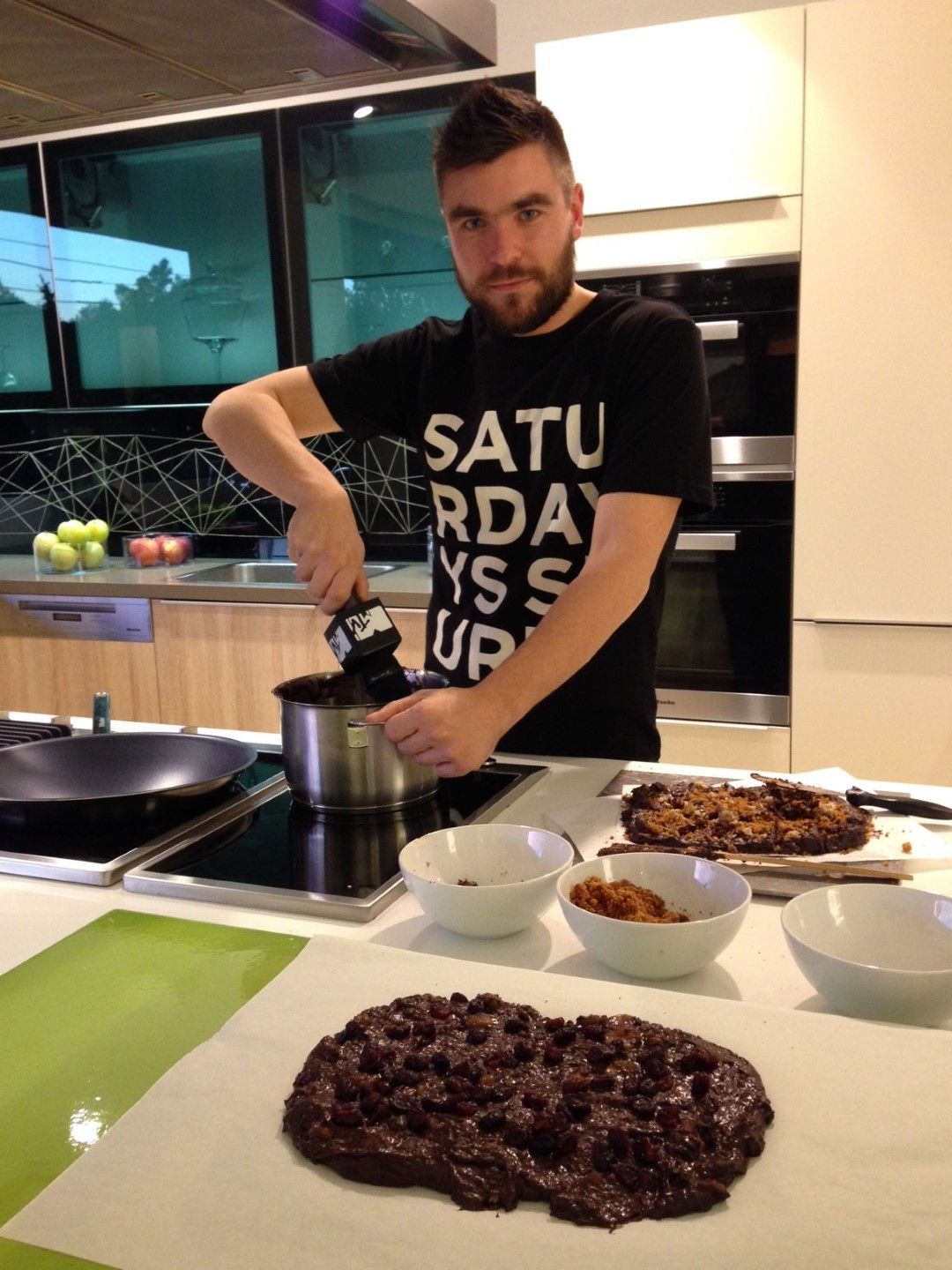 Γαβριήλ Νικολαΐδης MTV Everyday Girls Μυρτώ Κάζη σοκολατένιο fudge κάστανα μελομακάρονα