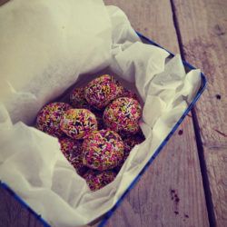 Rainbow truffles (just 3 ingredients), recipe, 3 ingredients συνταγή, τρουφες σοκολάτας, απλές, γρήγορες, 3 υλικά, Γαβριήλ Νικολαιδης, cool artisan